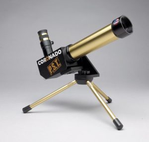 Coronado PST. Personal Solar Telescope, 
por si no lo habían deducido.