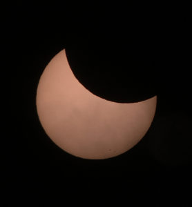 Detalles de manchas y montañas en orilla de la Luna  